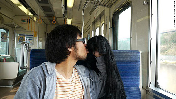 “假装有女友”其实是“一个人的约会”