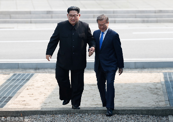 历史时刻!金正恩跨过“三八线”与文在寅握手,还带上了冷面!