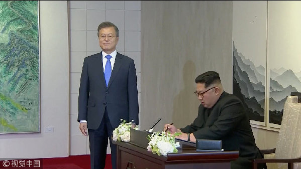 历史时刻!金正恩跨过“三八线”与文在寅握手,还带上了冷面!