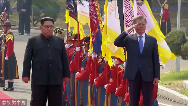 历史时刻!金正恩跨过“三八线”与文在寅握手,还带上了冷面!
