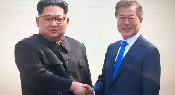 历史时刻!金正恩跨过“三八线”与文在寅握手,还带上了冷面!