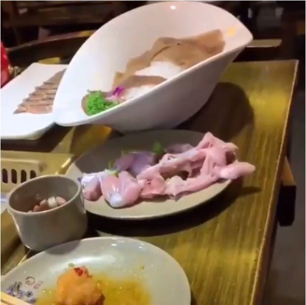 在一段恐怖的视频中，生鸡胸肉从餐厅的餐桌上爬了下来