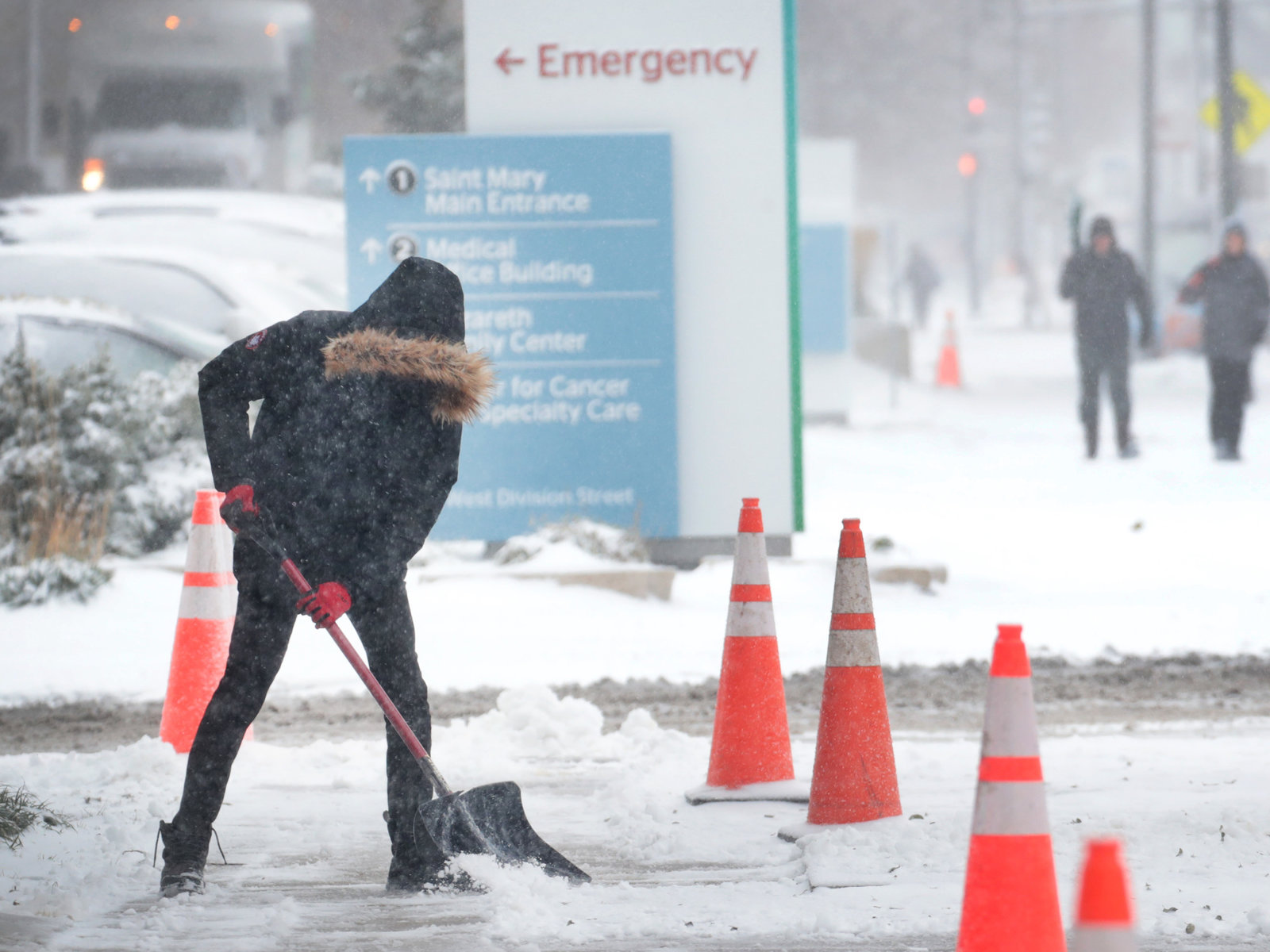 北极风伴随雪和破纪录的寒冷席卷了美国部分地区